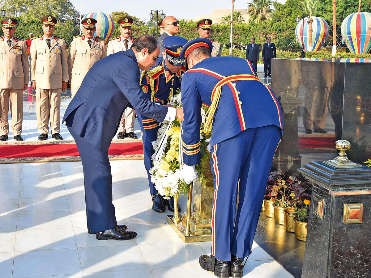 السيسي يضع إكليلاً من الزهور على نصب الجندي المجهول بمناسبة احتفالات «نصر أكتوبر» في القاهرة أمس ttttt   (الرئاسة المصرية)
