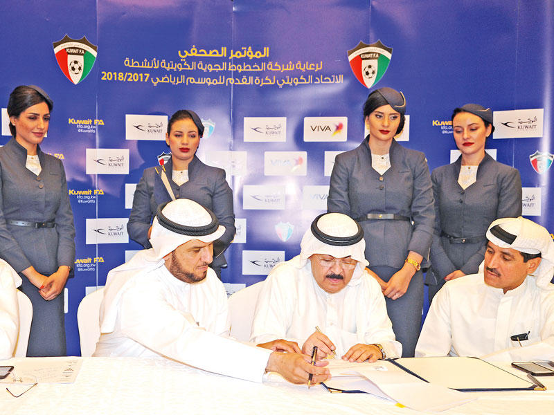 جانب من توقيع عقد رعاية الحكام بين اتحاد كرة القدم وشركة الخطوط الجوية الكويتية (تصوير عوض التعمري)