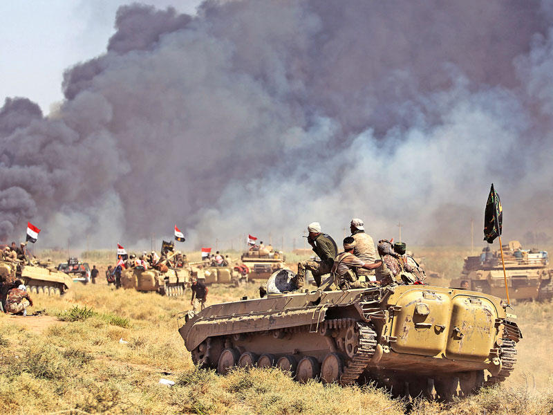 القوات العراقية خلال اشتباكها مع عناصر من تنظيم داعش في الحويجة أمس (أ ف ب)