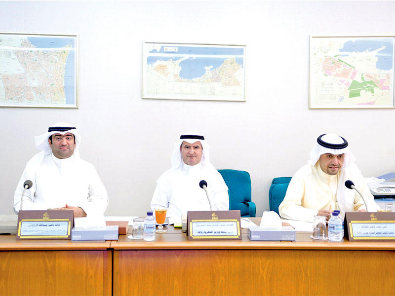 المرزوق متوسطاً الصالح والروضان (تصوير عبدالله الخلف)