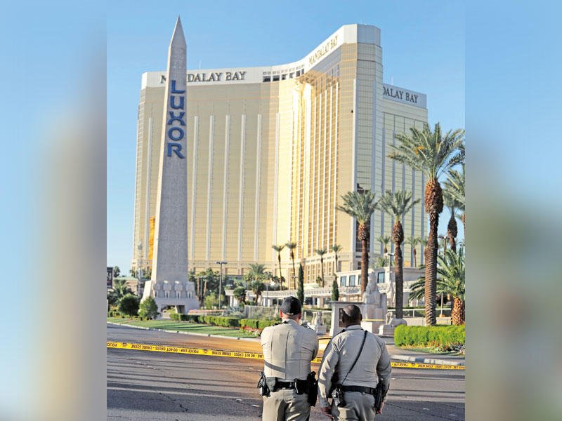 شرطيان في موقع هجوم لاس فيغاس أمس الأول (اي بي أيه)