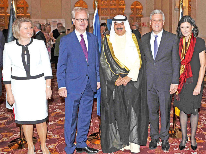 الجارالله متوسطاً مسؤولي السفارة الألمانية خلال الاحتفال