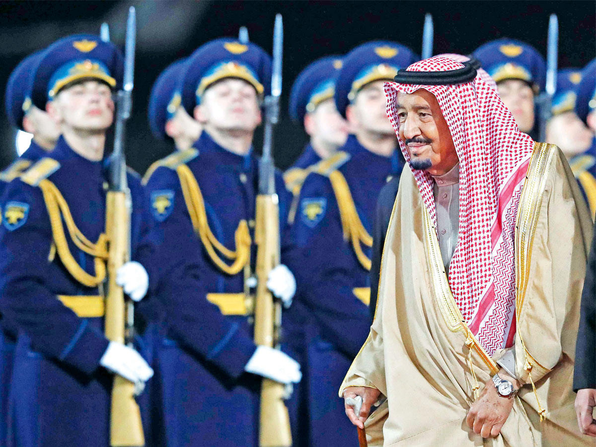 الملك سلمان لحظة وصوله إلى موسكو أمس (رويترز)