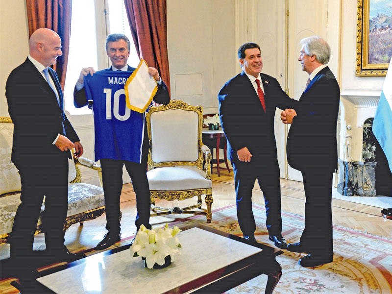 الرئيس الأرجنتيني ماكري في حوار مع إنفانتينو ويبدو رئيسا أوروغواي وباراغواي