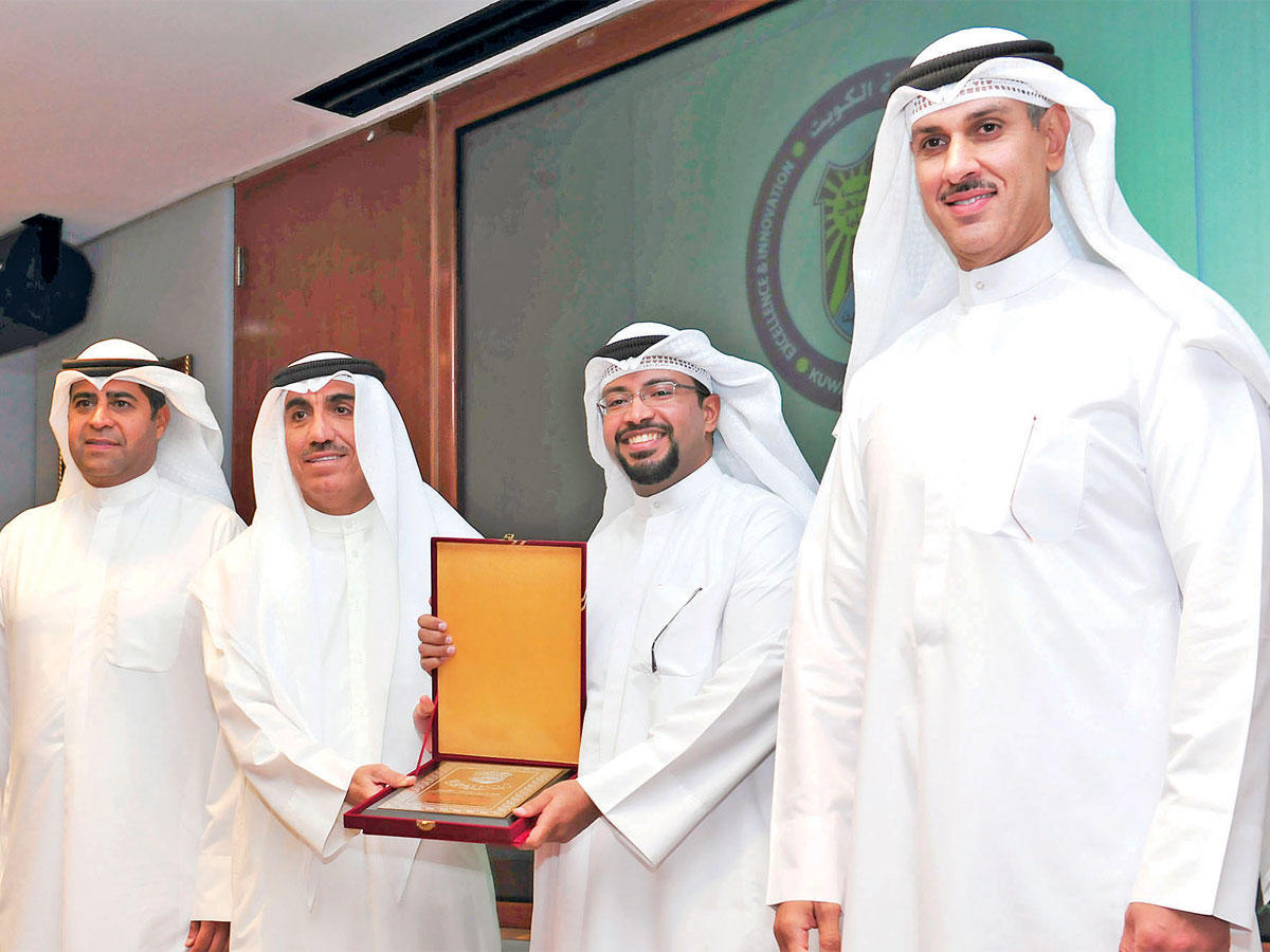 الأنصاري خلال تكريمه موظفي الجامعة المتميزين