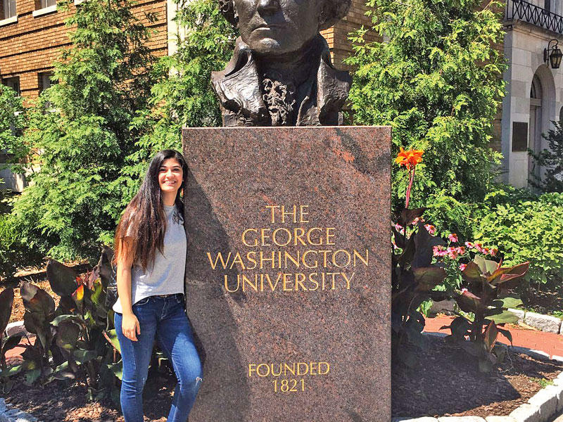 الطالبة يارا في جامعة واشنطن