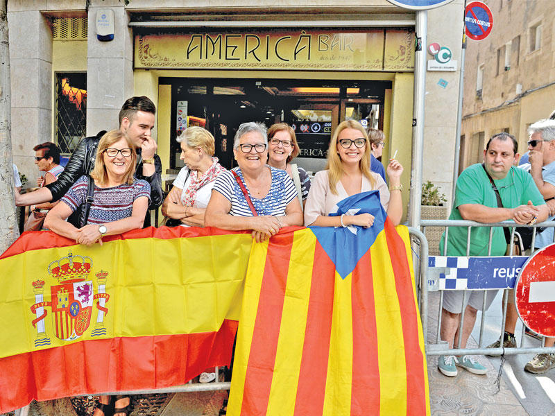 متظاهرون أمام مركز الشرطة في برشلونة أمس    ( رويترز)