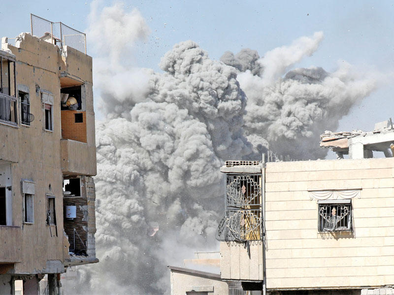 غارة أميركية قرب ملعب الرقة أمس الأول (رويترز)