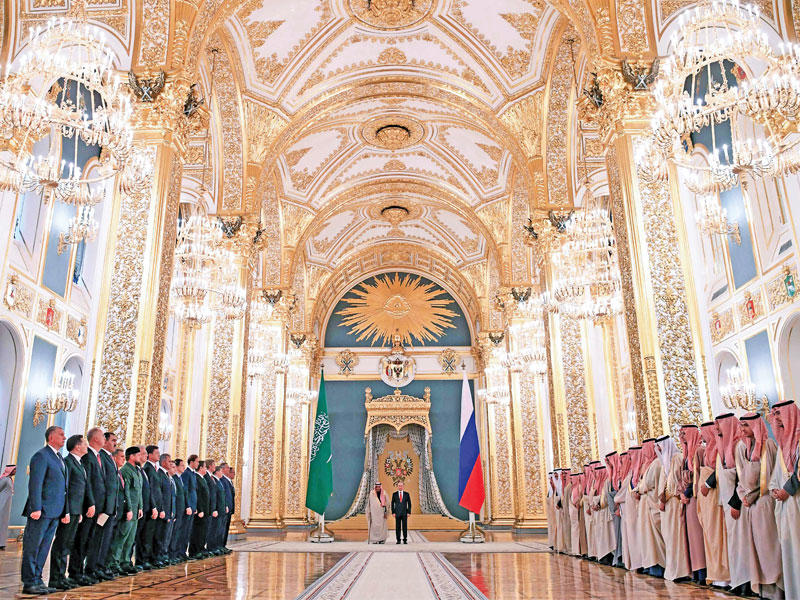 ترامب والسيدة الأميركية الاولى ميلانيا يزوران أمس الأول مركزاً صحياً يعالج فيه مصابو هجوم فيغاس (أ ف ب)