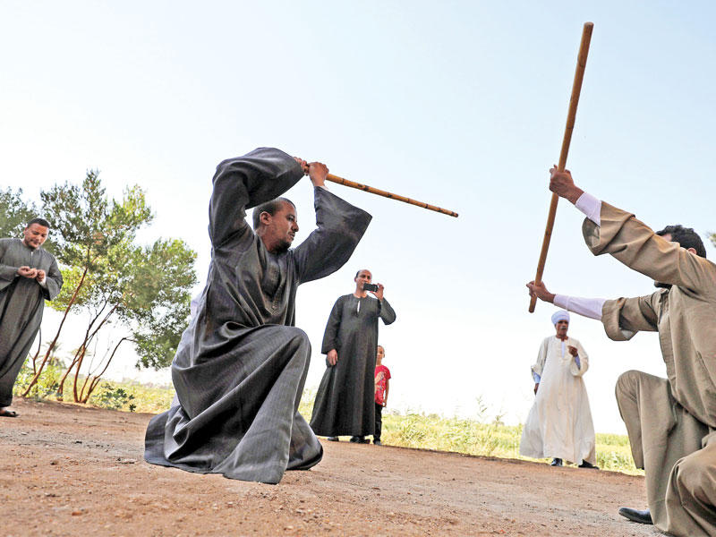 مصريون يشاركون بمهرجان شعبي لـ«التحطيب» في سوهاج بصعيد مصر أواخر الشهر الماضي
