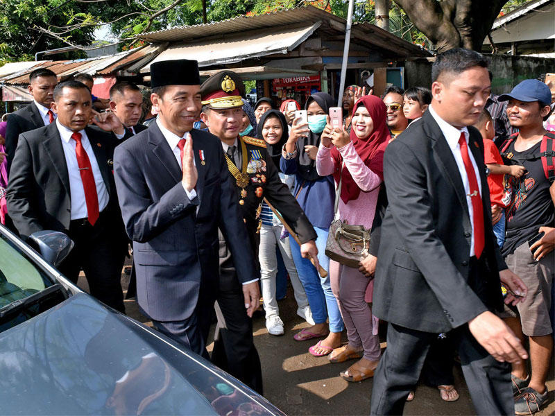 الرئاسي في إندونيسيا الرئيس الإندونيسي جوكو ويدودو يلوح بالناس أثناء توجهه إلى مكان الاحتفال بالذكرى الثانية والسبعين للجيش الإندونيسي