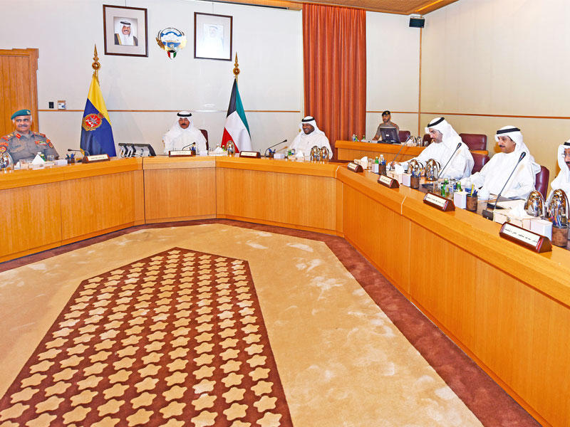 محمد الخالد خلال لقائه مع أعضاء مجلس الدفاع العسكري والوكلاء المساعدين