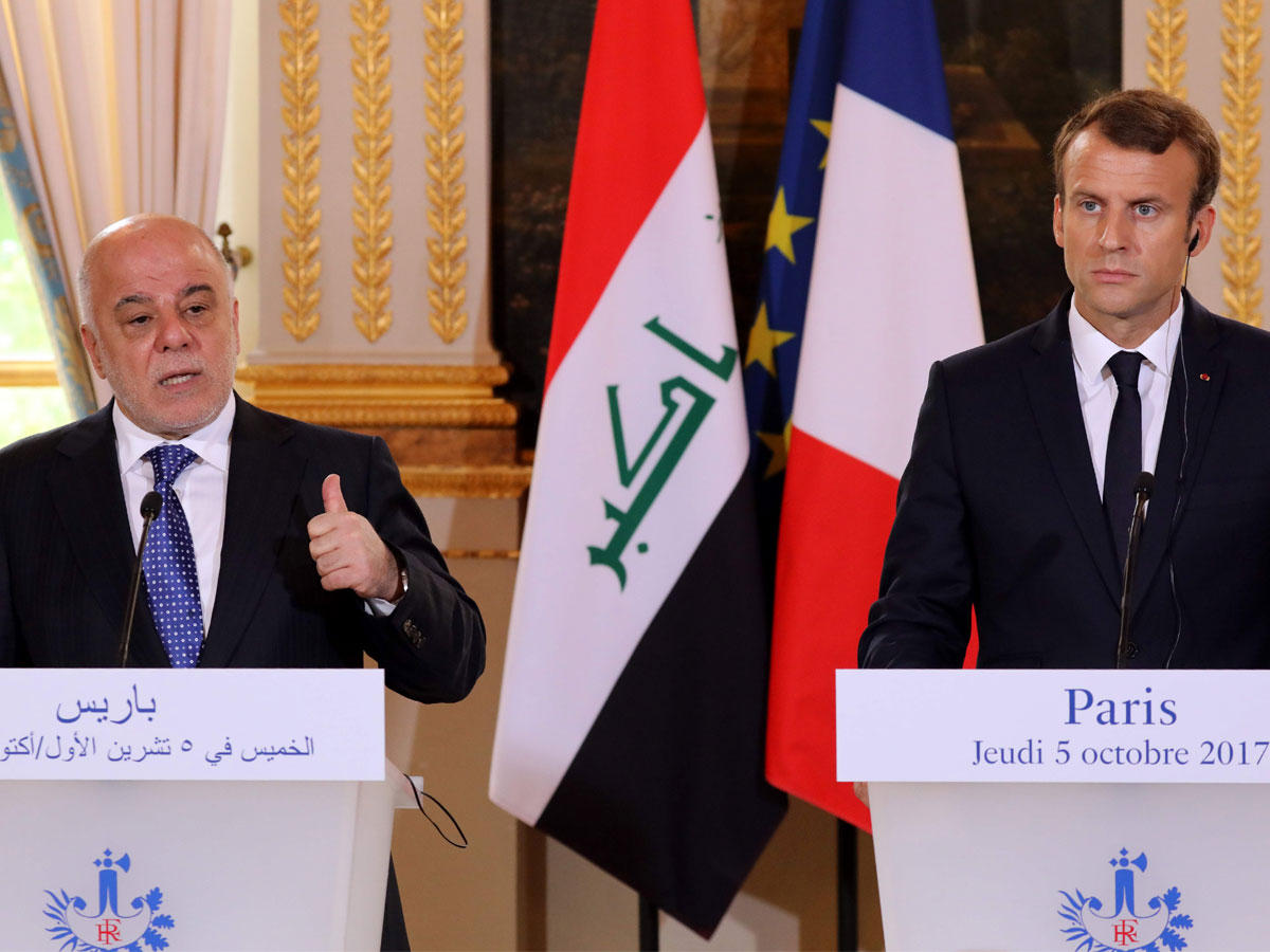  رئيس الحكومة العراقية حيدر العبادي مع مضيفه الفرنسي الرئيس إيمانويل ماكرون