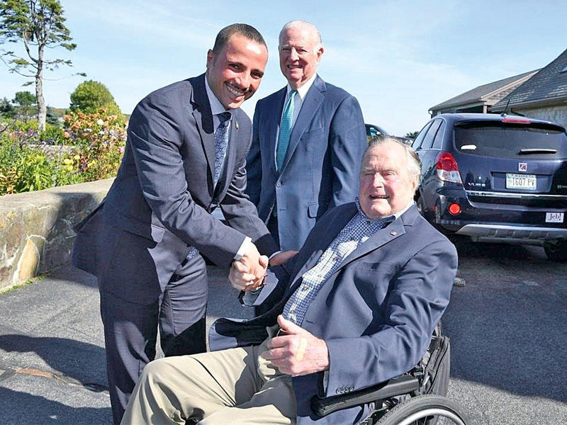 رئيس مجلس الأمة مرزوق الغانم التقى أمس الرئيس الأميركي الأسبق جورج بوش الأب في مقر إقامته بمدينة بورتلاند بولاية ماين الأميركية حيث سلمه رسالة خطية من سمو أمير البلاد الشيخ صباح الأحمد