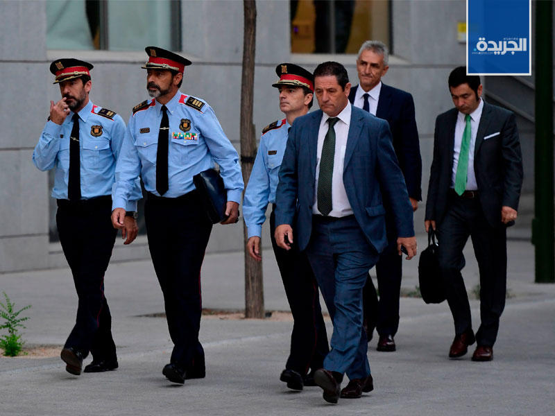 جوزيب لويس ترابيرو في مقدمة مرافقيه والمحاميين