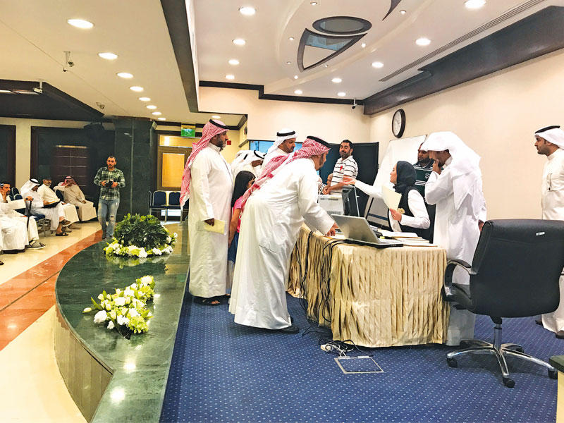 جانب من عملية تسليم كتب مباشرة البناء في «السكنية»