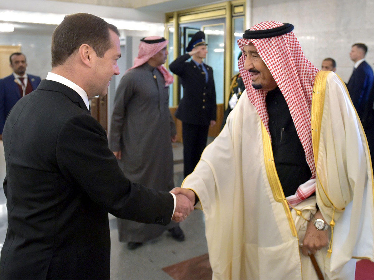 الملك سلمان مستقبلاً مدفيديف بمقر إقامته في موسكو أمس (أ ف ب)