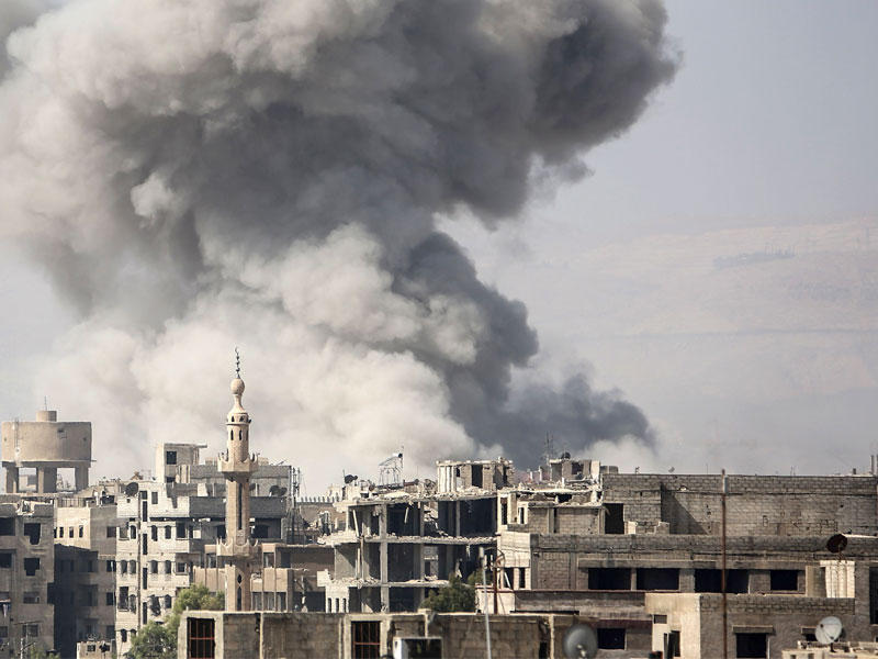 الدخان يغطي سماء حي جوبر بعد ضربة جوية للنظام (أ ف ب)