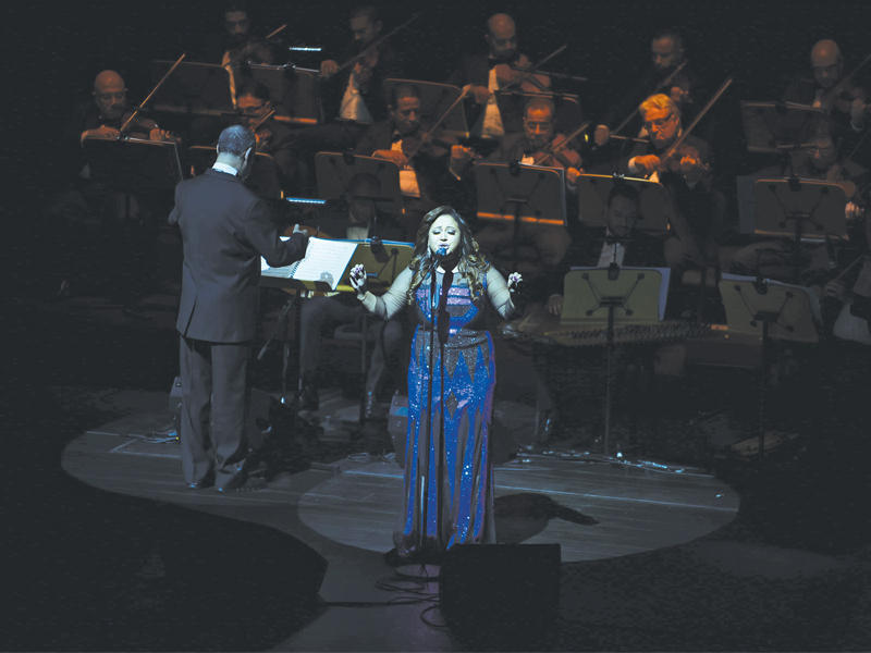 ريهام عبدالحكيم أثناء وصلتها الغنائية في دار الأوبرا