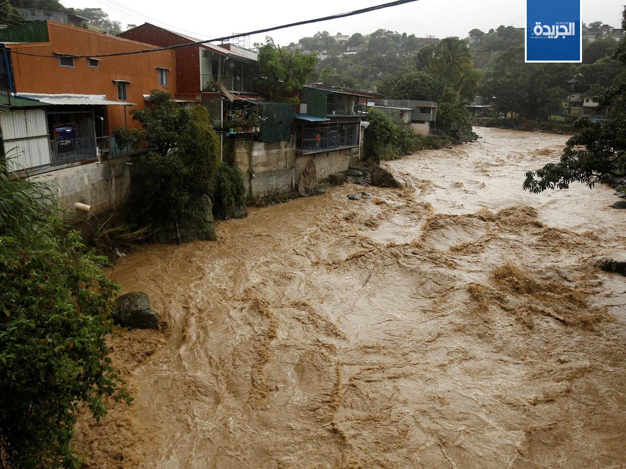 فيضان المياه في نهر تيريبي بعد هطول أمطار غزيرة من العاصفة الاستوائية نيت في سان خوسيه، كوستاريكا