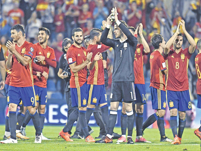 لاعبو المنتخب الإسباني يحيون الجماهير