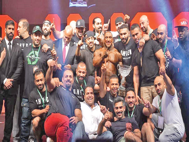 صورة جماعية  للاعبين يحتفلون بفوز أشكناني