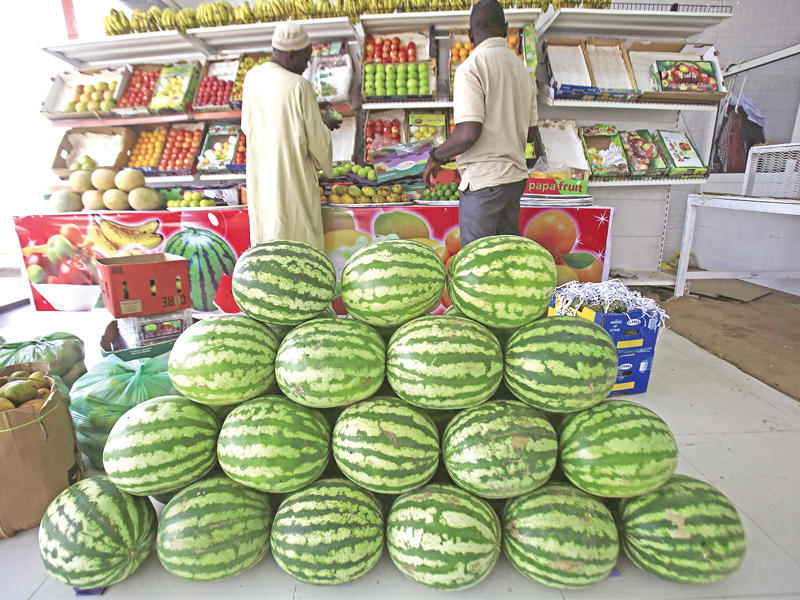 سودانيان في سوق للخضراوات بالخرطوم قبل أيام (أ ف ب)