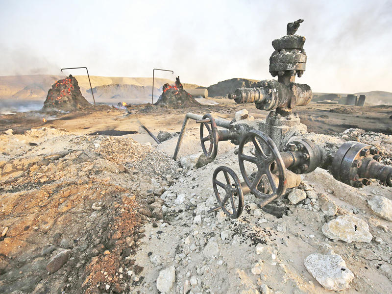 جزء من حرق آبار للنفط على يد عناصر «داعش» في الحويجة أمس الأول   (أ ف ب)