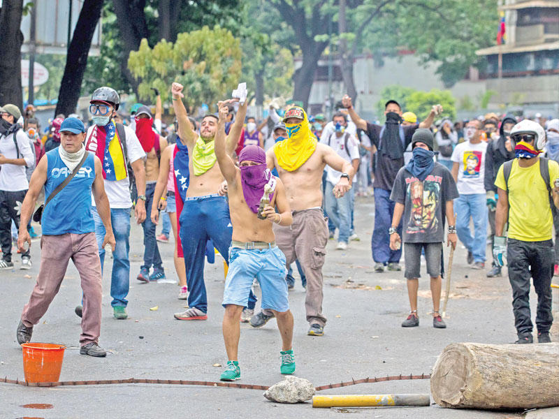 معارضون لمادورو في كراكاس أمس الأول (إي بي آيه)