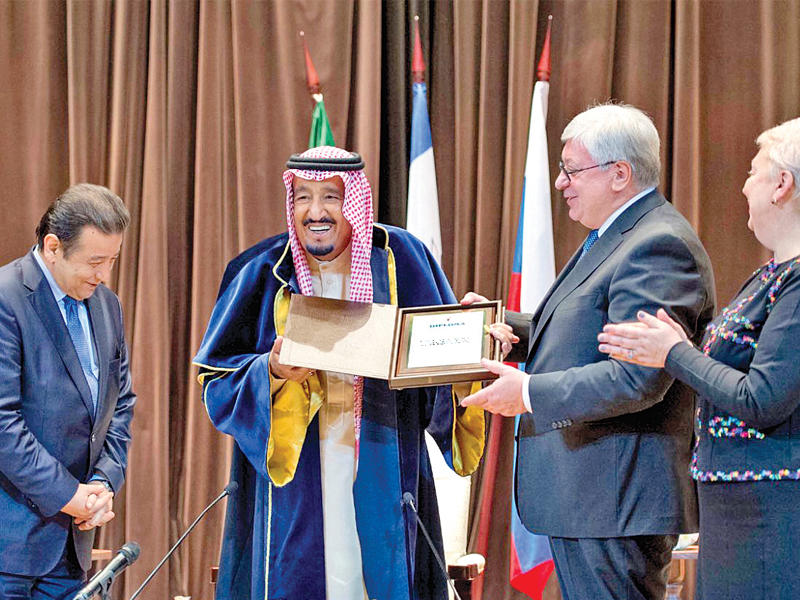الملك سلمان متسلماً شهادة الدكتوراه الفخرية في معهد موسكو للعلاقات الدولية في العاصمة الروسية أمس (واس)