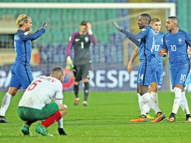 فرحة لاعبي المنتخب الفرنسي بهدف ماتويدي في مرمى بلغاريا