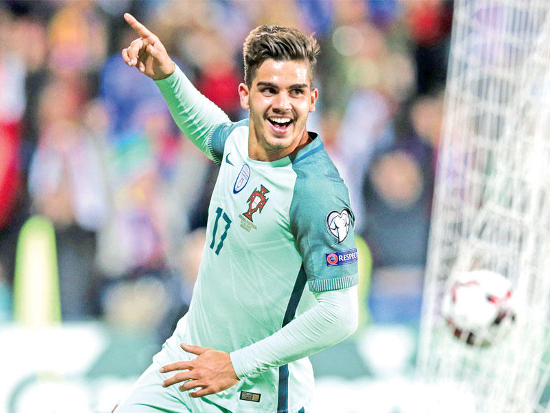 اندريه سيلفا نجم البرتغال يحتفل بهدفه