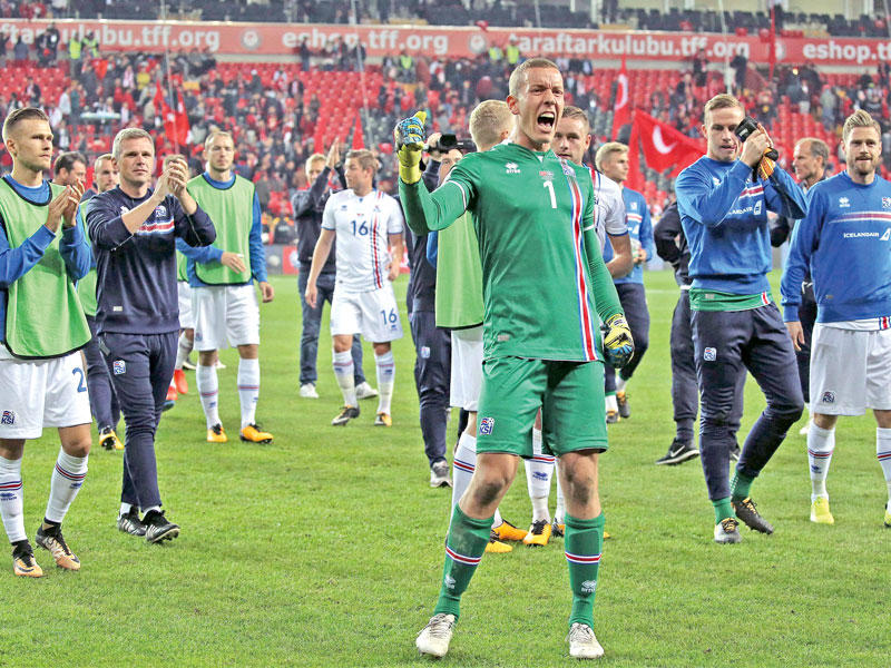 لاعبو المنتخب الآيسلندي بعد مواجهة تركيا الأسبوع الماضي