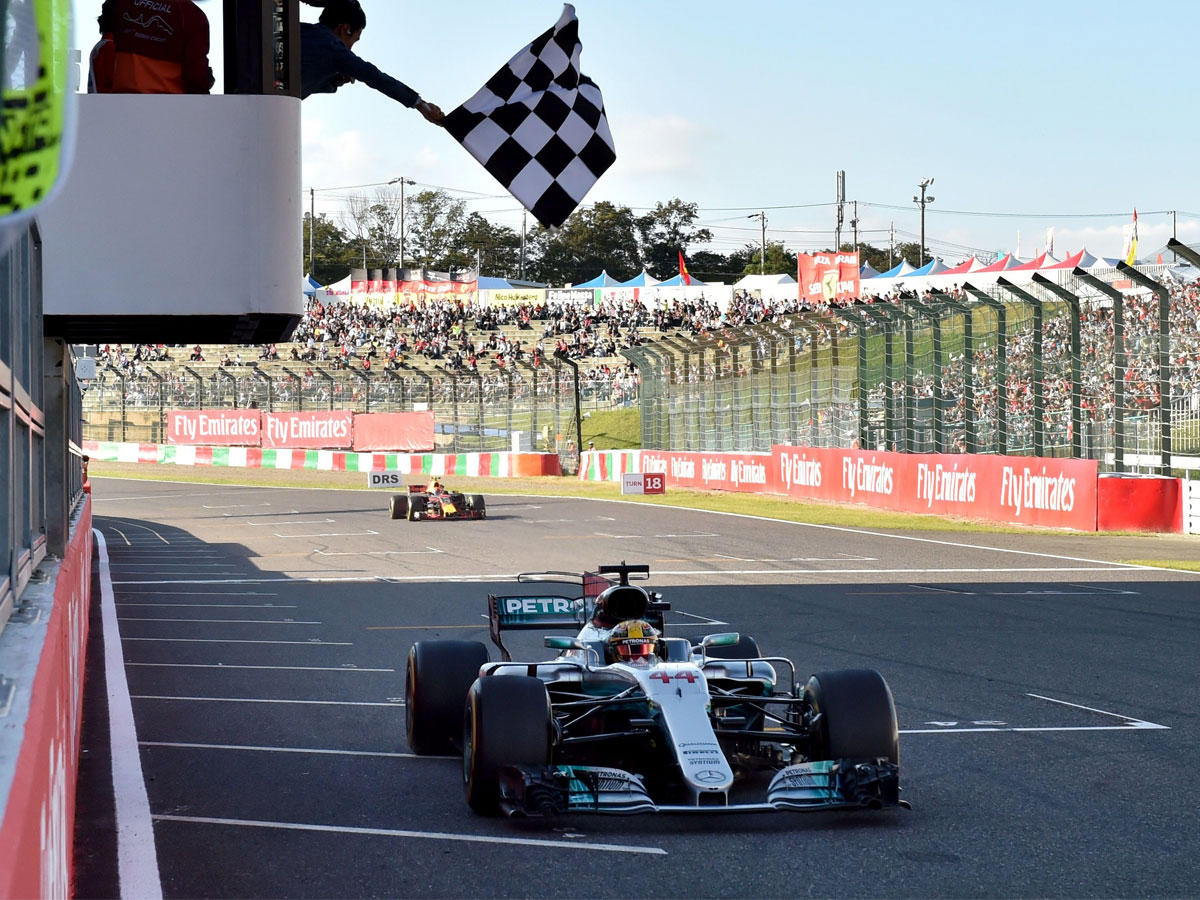 هاميلتون أثناء وصوله إلى خط نهاية السباق