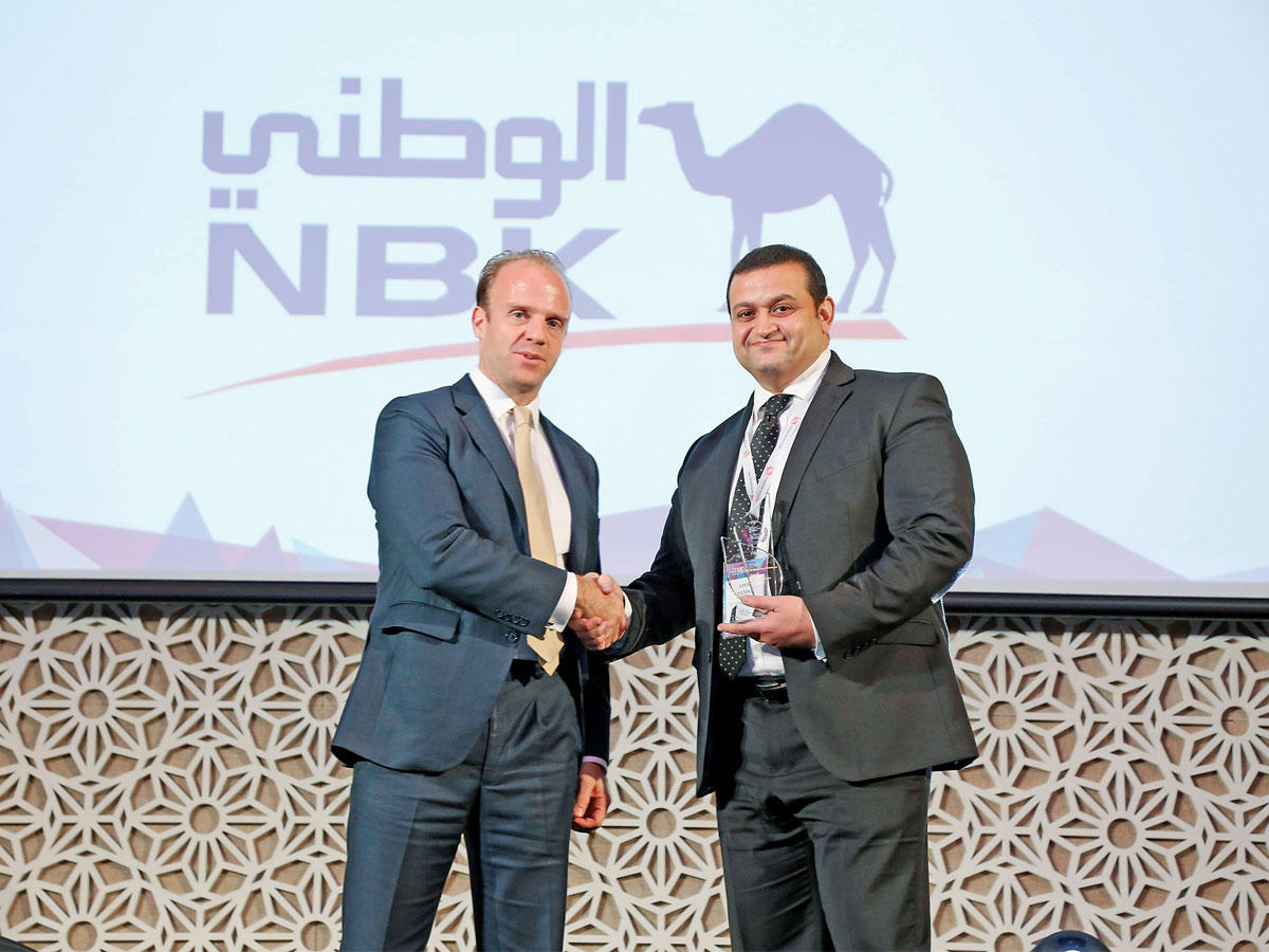 حنا متسلماً الجائزة