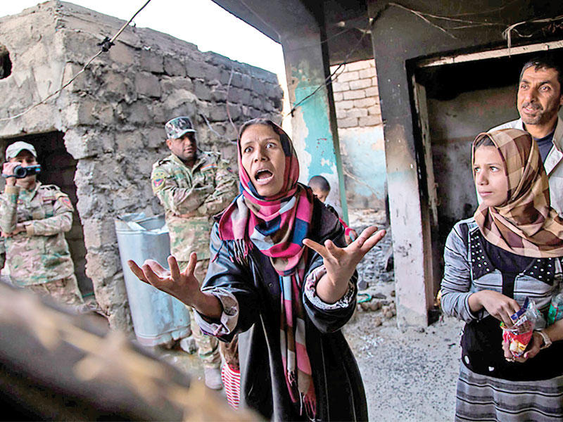 كافأت جائزة بايو- كالفادوس لمراسلي الحرب، أمس الأول، تحقيقاً مصوراً للصحافي العراقي علي اركادي لوكالة الصور "VII" (سبعة) يدين لجوء قوات مسلحة عراقية إلى التعذيب بعد جدل حاد بين أعضاء لجنة التحكيم.
وتابع المراسل العراقي البالغ من العمر 34 عاماً فرقة من الجنود العراقيين تحمل اسم "فرقة الرد السريع" لكشف أعمال التعذيب، لكنه اعترف بأنه شارك مرتين في "جرائم الحرب" هذه خوفاً من أعمال انتقامية من هذه القوة التي اكتسب ثقتها. وهذه الصورة، تظهر امرأة موصلية تصرخ دون خوف في وجه أحد الجنود وقد استخدمت كغلاف للتحقيق.  (أ ف ب) 
