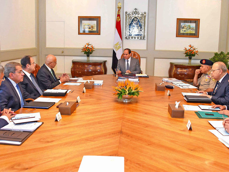 السيسي مجتمعا بإسماعيل وعدد من الوزراء في القاهرة أمس     (الرئاسة المصرية)