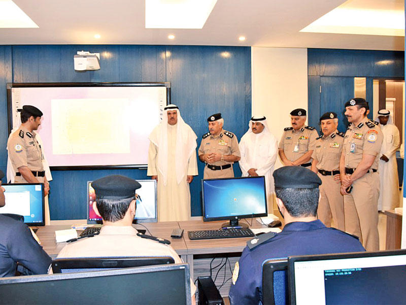 الدوسري والحمود والجلاوي خلال افتتاح المركز