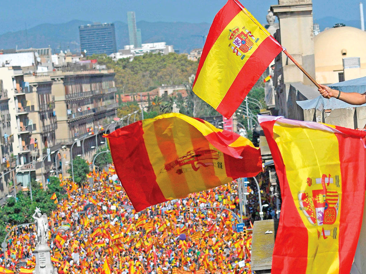 أنصار «وحدة اسبانيا» يتظاهرون ضد الانفصال في برشلونة عاصمة كتالونيا أمسtt (أ ف ب)