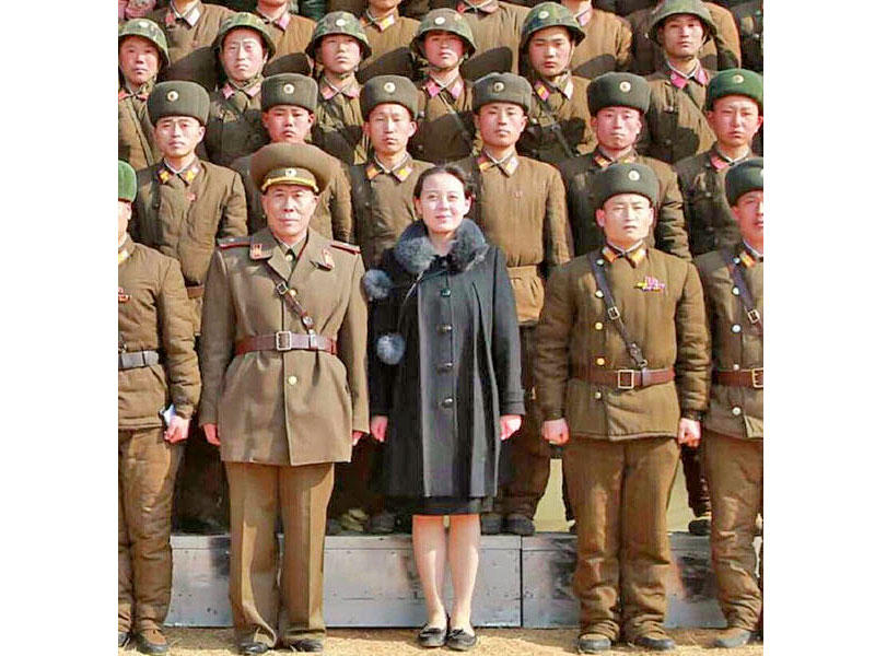 اخت كيم بين جنرالات الجيش في صورة أرشيفية 