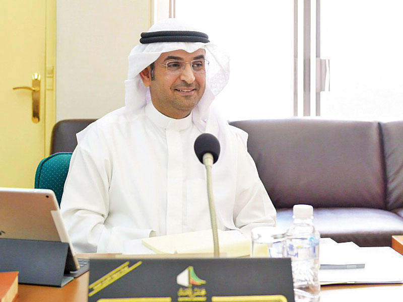 الحجرف خلال حضوره اجتماع اللجنة أمس