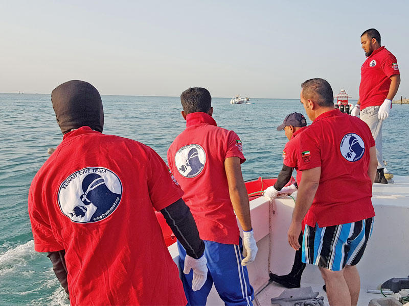 فريق الغوص خلال حملة تنظيف الشعاب المرجانية في «كبر»