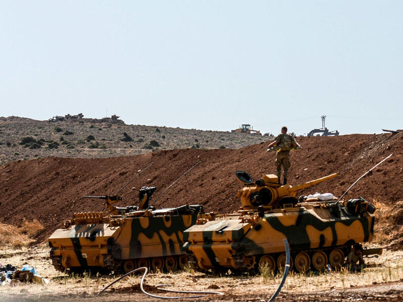 جندي تركي يعتلي مدرعة على حدود سورية أمس (أ ف ب)