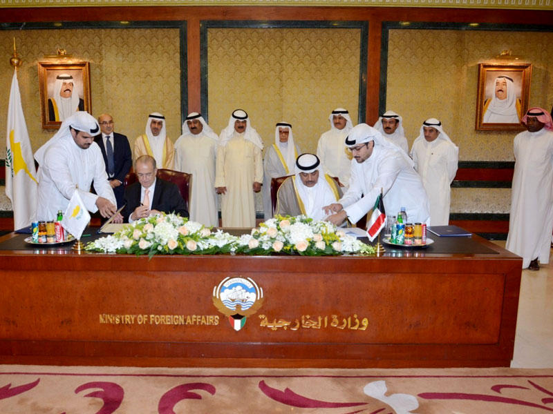 الخالد ووزير خارجية قبرص أثناء توقيع البروتوكول