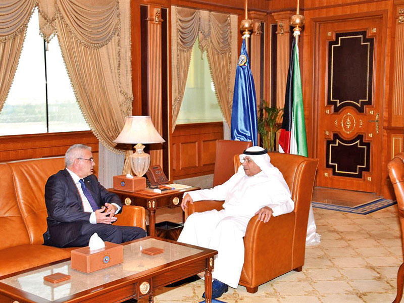 الجراح أثناء لقائه مع سفير فلسطين