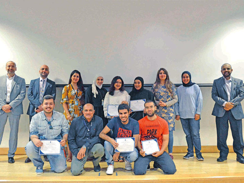 صورة جماعية للطلبة المشاركين في الورشة