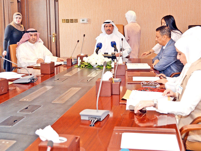 الأثري متحدثا خلال المؤتمر الصحافي (تصوير عبدالله الخلف)