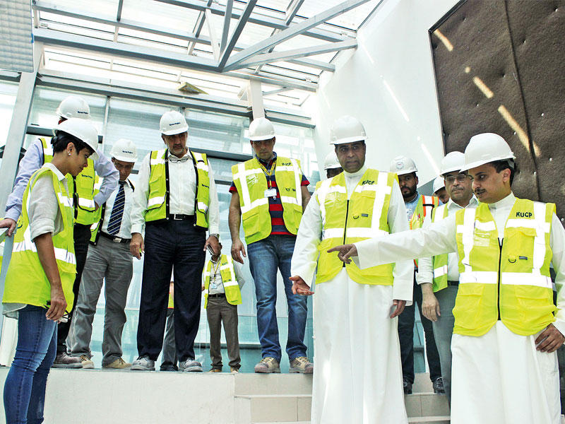 المنفوحي خلال زيارته المشروع