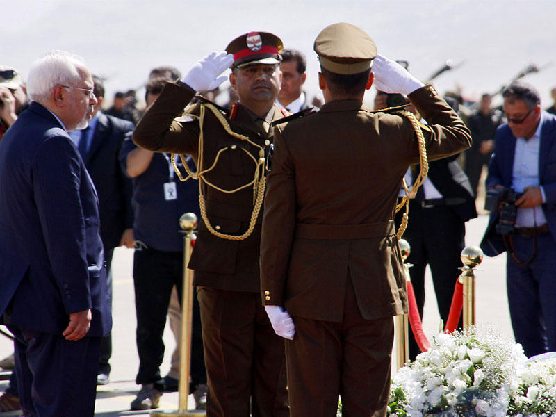 وزير الخارجية الإيراني محمد جواد ظريف في مطار مدينة السليمانية الكردية العراقية بعد وصول نعش الرئيس العراقي السابق جلال طالباني