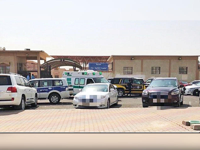 سيارات الإسعاف والنجدة أمام المدرسة